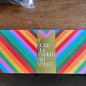Golden Curl 1” Ultra Silk Titanium Pro Styler.